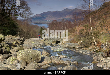 Les promeneurs sur Ashness Bridge dans le Lake District Banque D'Images