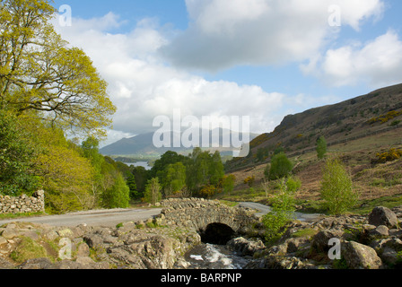 Ashness Pont, donnant sur Derwent Water et Skiddaw, Parc National de Lake District, Cumbria, Angleterre, Royaume-Uni Banque D'Images