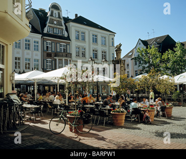 Centre-ville de Moers, Bas-Rhin, France montrant l'ancienne place du marché avec des tables à l'extérieur Extrablatt Café et restaurant. Banque D'Images