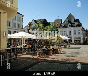 Centre-ville de Moers, Bas-Rhin, France montrant la place du vieux marché avec Cafe & restaurant Extrablatt.. Banque D'Images