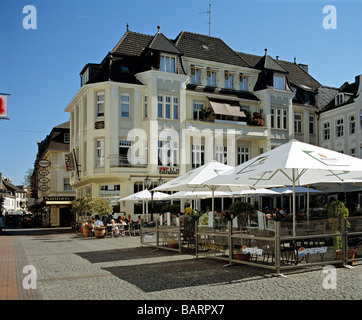 Centre-ville de Moers, Bas-Rhin, France montrant la place du vieux marché avec Cafe & restaurant Extrablatt. Banque D'Images