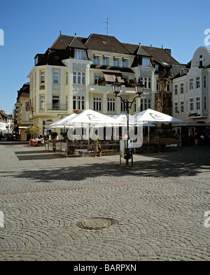 Centre-ville de Moers, Bas-Rhin, France montrant la place du vieux marché avec pavement Cafe Banque D'Images