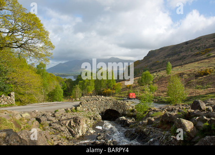 Royal Mail van Ashness passage pont, donnant sur Derwent Water, Parc National de Lake District, Cumbria, Angleterre, Royaume-Uni Banque D'Images