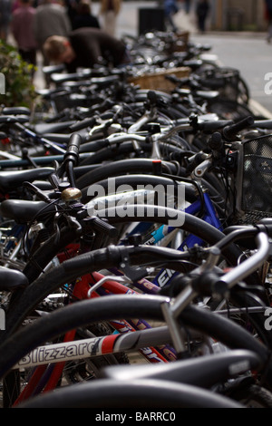 Centre-ville des supports à vélo Banque D'Images