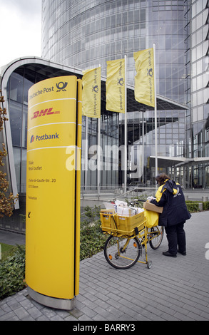 Porte-courrier en face du siège de la Deutsche Post AG Bonn Allemagne Banque D'Images