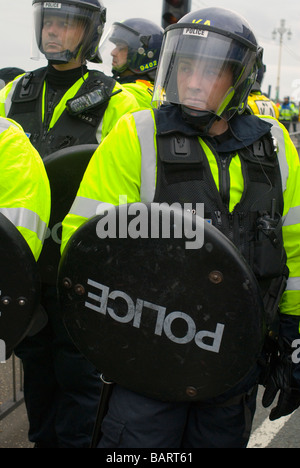 Police à un smashedo manifestation à Brighton le 4 mai 2009 Banque D'Images