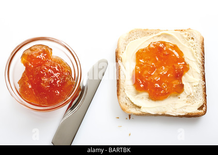 Le petit-déjeuner, tranche de pain grillé avec du beurre et de la confiture d'orange, elevated view Banque D'Images