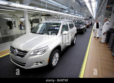 La vérification d'un travailleurs VW Tiguan chez Auto 5000 GmbH Groupe Volkswagen Wolfsburg Banque D'Images