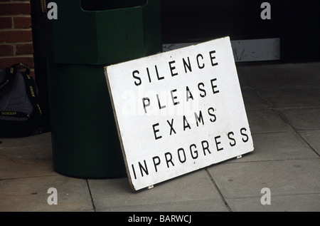 Inscrivez-vous à l'extérieur les salles d'examen à l'école secondaire disant silence veuillez examens en cours Banque D'Images