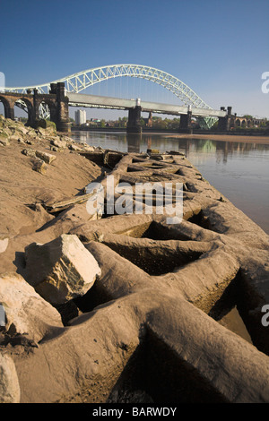 Le Silver Jubilee Bridge sur la rivière Mersey et Manchester Ship Canal à Runcorn, Gap, Cheshire, Royaume-Uni Banque D'Images