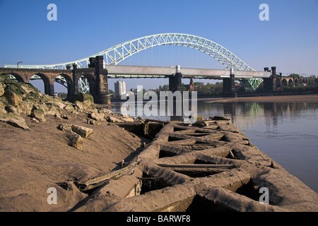 Le Silver Jubilee Bridge sur la rivière Mersey et Manchester Ship Canal à Runcorn, Gap, Cheshire, Royaume-Uni Banque D'Images