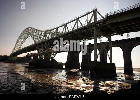 Le Silver Jubilee Bridge sur la rivière Mersey et Manchester Ship Canal à Runcorn, Gap, Cheshire, Royaume-Uni Banque D'Images