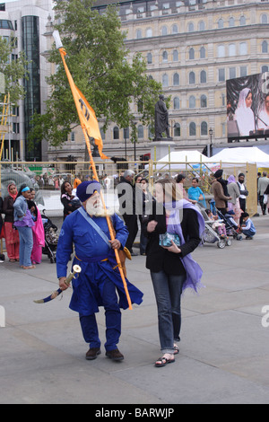 L'homme en costume traditionnel Le Vaisakhi à Sikh festival du Nouvel An Londres 2009 Banque D'Images