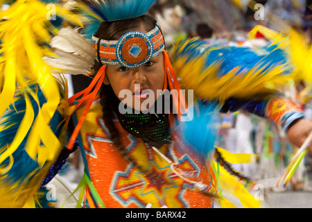Danseuse Powwow en mouvement au rassemblement des Nations Powwow, Albuquerque, Nouveau Mexique Banque D'Images