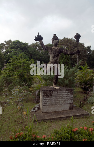 Sala Keo Kou, un parc avec de très grandes statues / sculptures de béton qui représente la vie du Bouddha. Banque D'Images