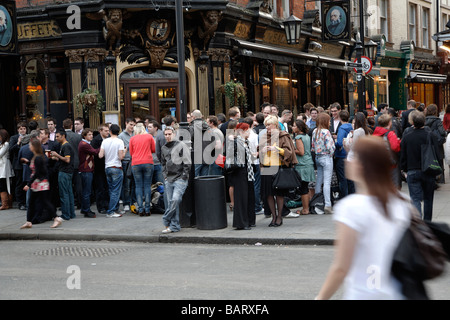 Des foules de gens en dehors de la pub Salisbury St. Martins Lane, Leicester Square, Londres Banque D'Images