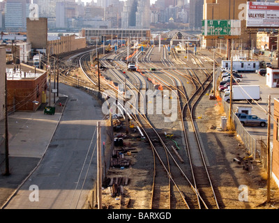 La gare de Long Island City vide sur le Long Island Railroad dans le borough du Queens à New York Banque D'Images