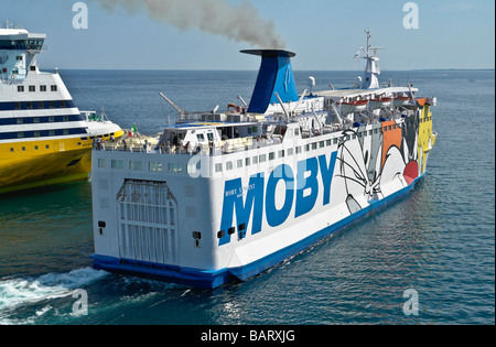 La Moby Lines ferry Moby Vincent quitter Bastia en Corse. Mega Smeralda Corsica Ferries est derrière. Banque D'Images