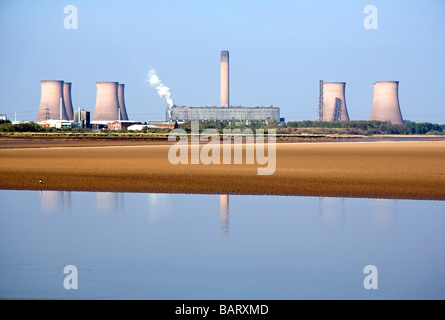 Fiddlers Ferry Power Station, l'estuaire de la rivière Mersey, prises à partir de Widnes, Cheshire, Royaume-Uni Banque D'Images