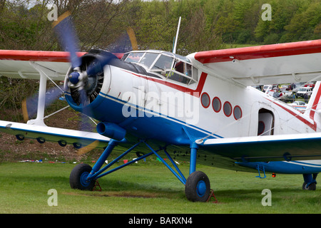 Biplan Antonov An2 prépare à taxi à la piste. Cet avion est basé à l'Aérodrome de Popham au Royaume-Uni. Banque D'Images