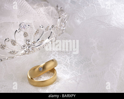 Les anneaux de mariage, dentelle blanche et couronne Banque D'Images