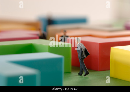 Businessman figurines en labyrinthe, Close up Banque D'Images