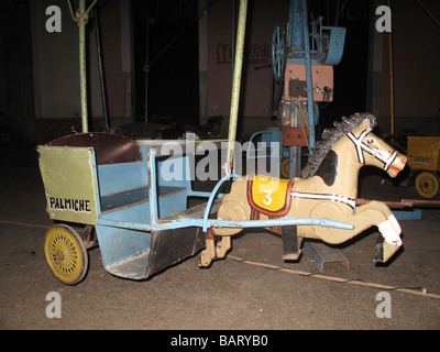 Pony and trap sur vintage children's fairground rond-point de les années 50 ou 60, toujours en usage à Cuba Banque D'Images