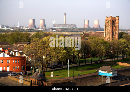 Vue du pont au-dessus de la Légion à Widnes, Fiddlers Ferry Power Station, Cheshire, Royaume-Uni Banque D'Images