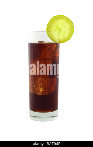 Cold cola en verre longdrink avec glaçons et lime isolé sur blanc et le chemin de détourage inclus Banque D'Images