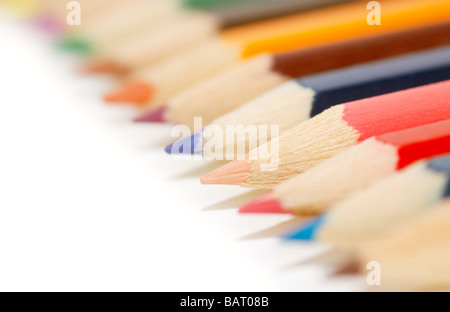 Beaucoup de crayons colorés sur fond blanc Banque D'Images