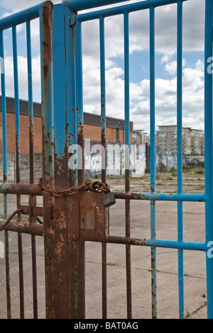 Des grilles verrouillées sur site industriel, Londres. L'image post-industrielle. Banque D'Images