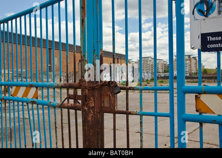 Des grilles verrouillées sur site industriel, Londres. L'image post-industrielle. Banque D'Images