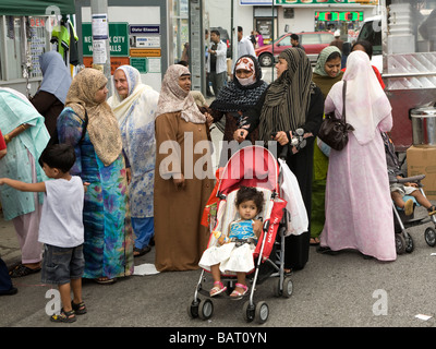 Quartier pakistanais sur Coney Island Avenue à Brooklyn NY pendant le Festival annuel de la Journée de l'indépendance du Pakistan Banque D'Images