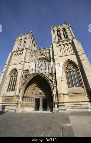 Ville de Bristol, Angleterre. Le John Loughborough Pearson tours conçu à l'entrée avant de l'ouest de la cathédrale de Bristol. Banque D'Images