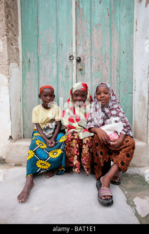 Les filles musulmanes sur Ilha Mozambique Assis dans une porte Banque D'Images