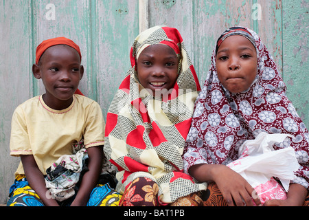 Les filles musulmanes sur Ilha Mozambique Assis dans une porte Banque D'Images