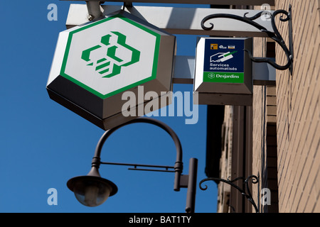 Un signe pour un distributeur automatique de Desjardins sur la rue St Jean street dans la ville de Québec Banque D'Images