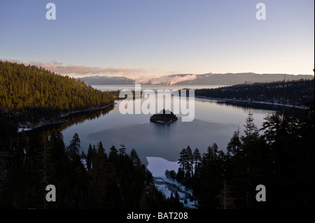 L'aube sur Emerald Bay sur le lac Tahoe, en Californie Banque D'Images