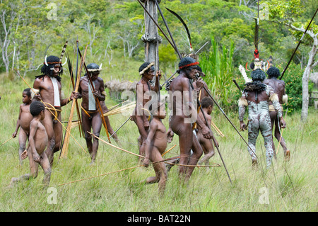 La danse traditionnelle des combats papou Banque D'Images