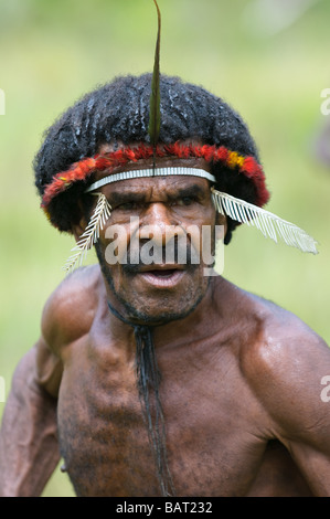 La danse traditionnelle des combats papou Banque D'Images