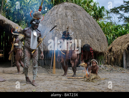 Les gens du village papou Papouasie Wamena Indonésie Banque D'Images