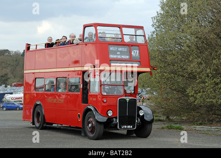 Trois quart vue latérale du LYR 854 RT 3435 une compagnie London Bus RT open top double decker étant utilisé comme un bus à l'alimentation Banque D'Images