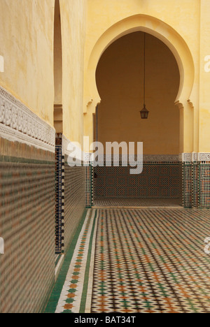 Cour intérieure carrelée au Mausolée/sanctuaire de Moulay Ismail à Meknès, Maroc Maroc Banque D'Images