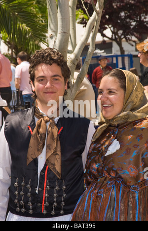 Les membres d'un groupe de folklore d'Ibiza en costume traditionnel Banque D'Images