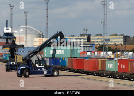 Conteneurs d'être chargés à bord d'un train de marchandises à la southern rail terminal, port de Felixstowe, Suffolk, UK. Banque D'Images