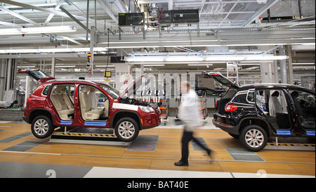 Travailleur à la chaîne de montage de la VW Tiguan chez Auto 5000 GmbH Groupe Volkswagen Wolfsburg Allemagne Banque D'Images