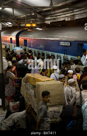 Les passagers à bord des trains sur la plate-forme tandis que le fret est transférée. Old Delhi station, également connu sous le nom de Nord station, Delhi. Banque D'Images