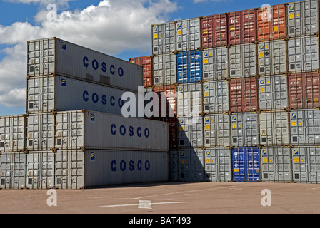 Les conteneurs à Landguard terminal, port de Felixstowe, Suffolk, UK. Banque D'Images