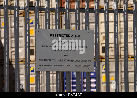 Restricted area sign, port de Felixstowe, Suffolk, UK. Banque D'Images