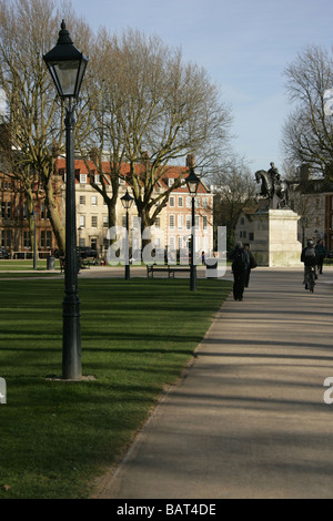 Ville de Bristol, Angleterre. Sentier à Bristol's Queen Square, avec la statue équestre de Guillaume III à l'arrière-plan. Banque D'Images